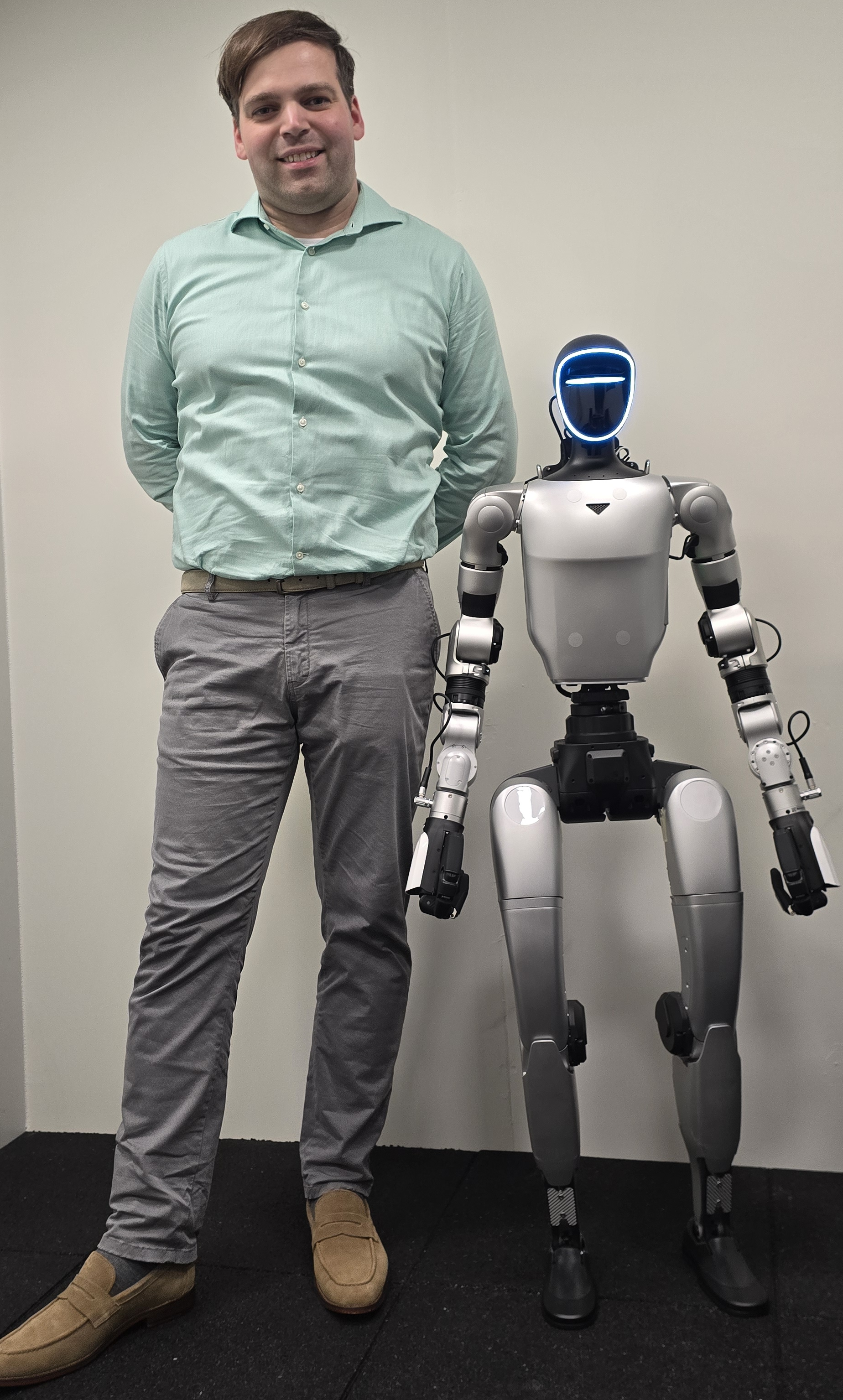 Menno Boot with humanoid robot